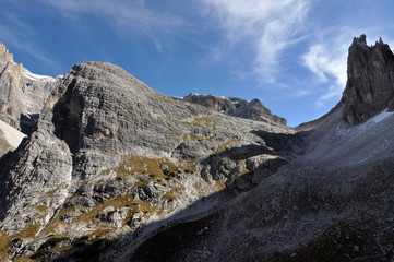 Dolomites  / The Dolomites  are a mountain range located in northeastern Italy. They form a part of the Southern Limestone Alps and extend from the River Adige to the Piave Valley.