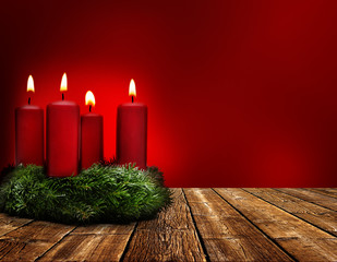 Adventskranz vor rotem hintergrund,