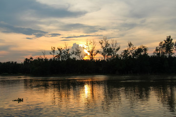 Obraz premium Sunset at Bang Pakong River in Thailand.