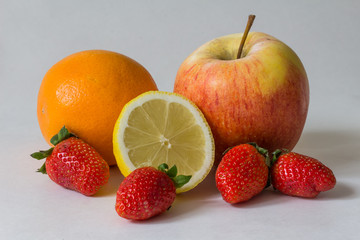 Obstvariation, Erdbeeren, Zitrone, Apfel und Orange