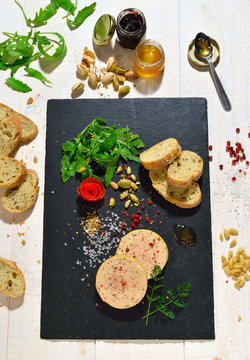pr&eacute;paration d'une assiette de foie gras