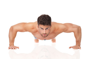 Obraz premium Man doing push-ups 