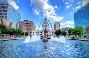 Washable wall murals Historic building Kiener Plaza and the Gateway Arch in St. Louis, Missouri.
