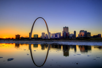 The St. Louis, Missouri Gateway Arch and skyline - obrazy, fototapety, plakaty