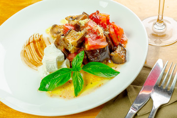 Salad of grilled eggplants and tomatoes