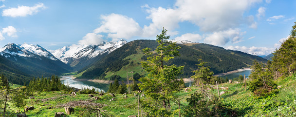 Fototapeta na wymiar Beautiful lake Speicher Durlassboden in the Austrian Alps