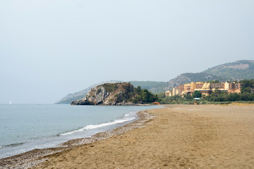 Fototapeta na wymiar Sea side with hotel at horizon