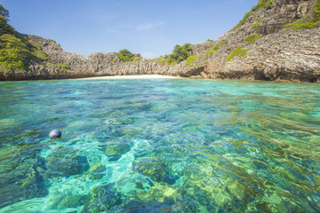 Fototapeta premium Lonley blue bay paradise thailand ko ha