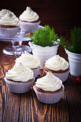 Christmas cupcakes with cream cheese frosting