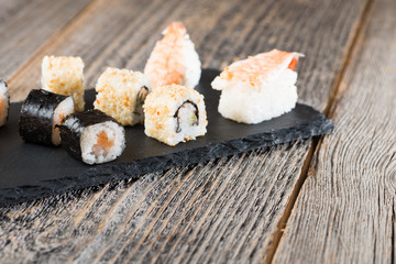 Sushi mit Algen und Reis auf Schiefer