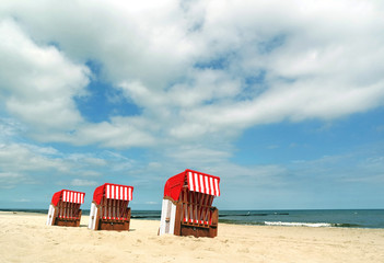 Drei Strandkörbe am Meer im Sommer
