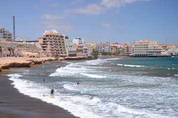 Surferzy w El Medano na Teneryfie, Hiszpania - obrazy, fototapety, plakaty