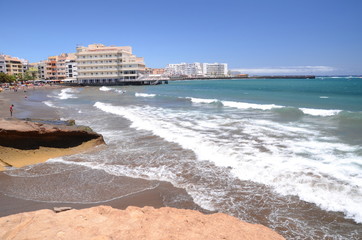 Surferzy w El Medano na Teneryfie, Hiszpania - obrazy, fototapety, plakaty