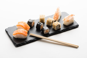 Sushi mit Algen und Reis auf Schiefer