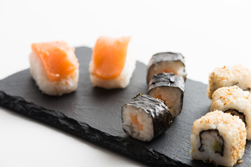 Sushi mit Algen und Reis auf Schiefer