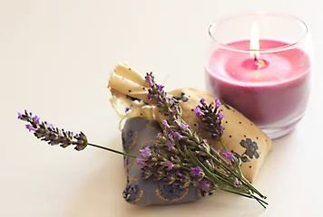 Foto op Canvas lavendel en kaars © fotoeliane