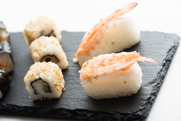 Sushi mit Algen und Reis auf Schiefer