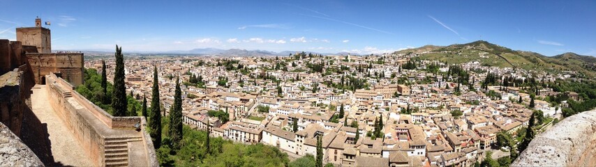 Fototapeta na wymiar Vista panorámica del albaicín y sacromonte desde la Alhambra de Granada, Andalucía, España
