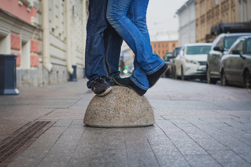 ноги влюбленной пары, стоящей на камне