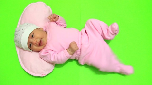 bebek yeşil zeminde ağlıyor