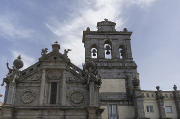 Fototapeta na wymiar Paseando por las calles de la ciudad monumental de Évora en Portugal
