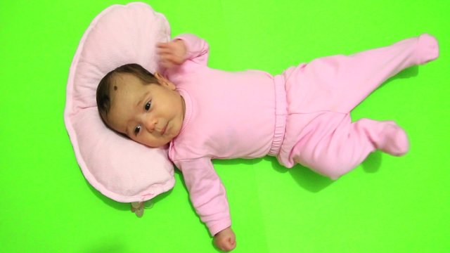 bebek yeşil zeminde hareket ediyor