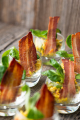 Speckship mit Reissalat als Vorspeise