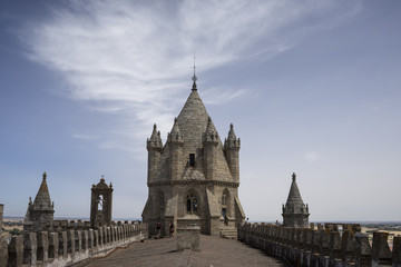 Fototapeta na wymiar Cubiertas de la catedral de Évora en Portugal
