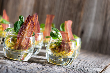 Speckship mit Reissalat als Vorspeise