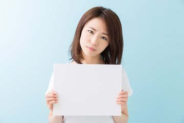 Fototapeta premium ホワイトボードを持つ女性 考える