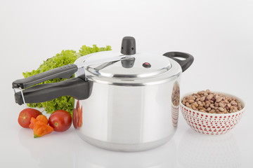 Olla de presión en fondo gris. © Luis Echeverri Urrea