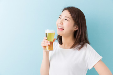 ビールを飲む女性