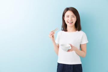 食事をする女性