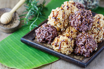 Rice cracker or puffed rice with sugar