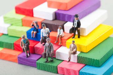 カラフルな階段に座っているビジネスマンの集団