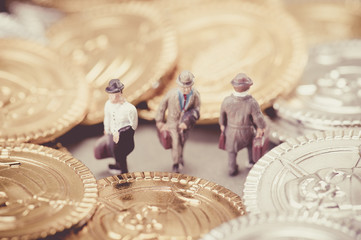 お金に囲まれているサラリーマン