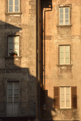 Fototapeta na wymiar Porte e finestre