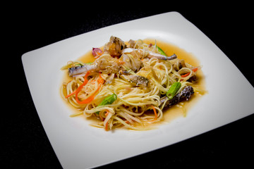 thai spicy papaya salad