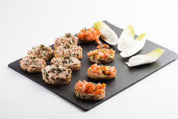 Thunfisch- und Tomatenhappen als Vorspeise