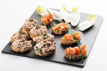 Thunfisch- und Tomatenhappen als Vorspeise