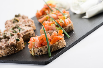 Thunfisch- und Tomatenhappen als Vorspeise