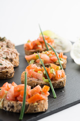 Thunfisch- und Tomatenhappen als Vorspeise