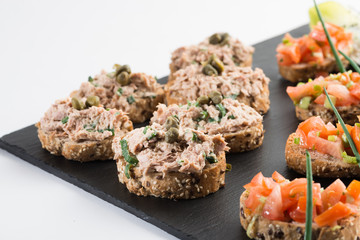 Thunfisch- und Tomatenhappen als Vorspeise