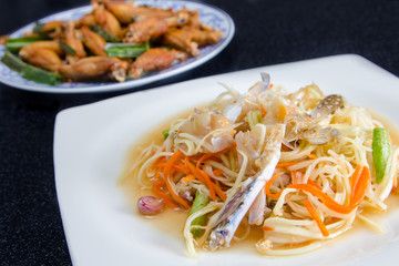 thai spicy papaya salad