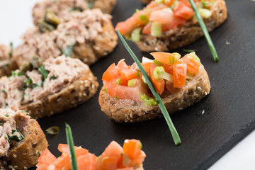 Thunfisch- und Tomatenhappen als Vorspeise