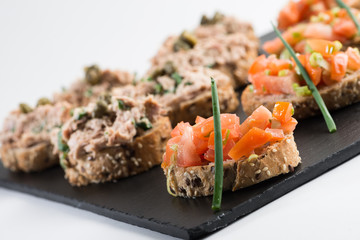 Thunfisch- und Tomatenhappen als Vorspeise