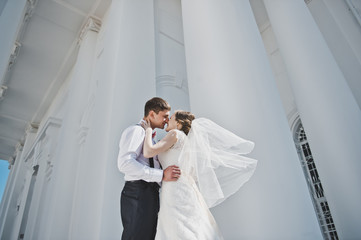 Fototapeta premium Kiss men and women on the background of the white Church 3881.