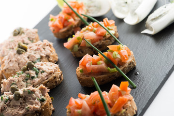 Thunfisch- und Tomatenhappen als Vorspeise