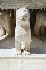 León de la fuente de los leones en los palacios nazaríes de la Alhambra de Granada, Andalucía,...