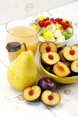 Susine , macedonia e succo di pera